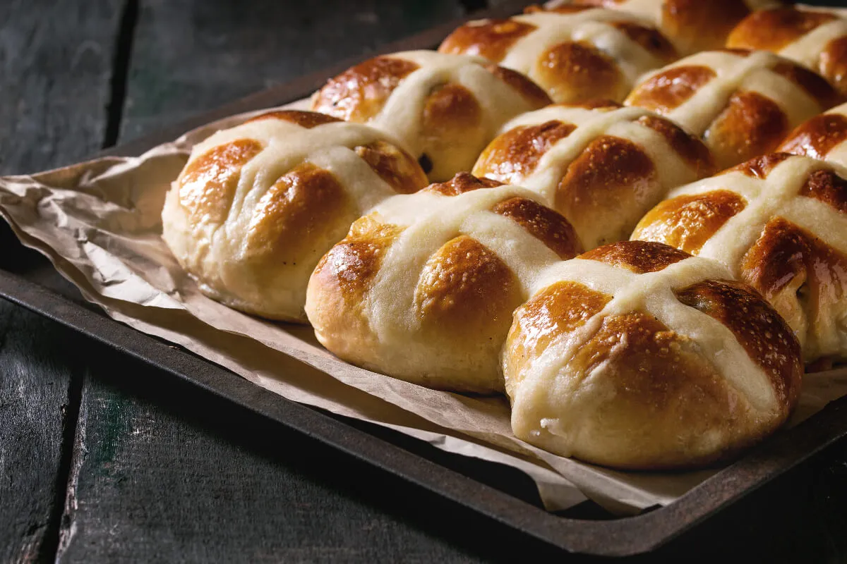 Hot cross bun az angol édes zsemle Mindmegette hu