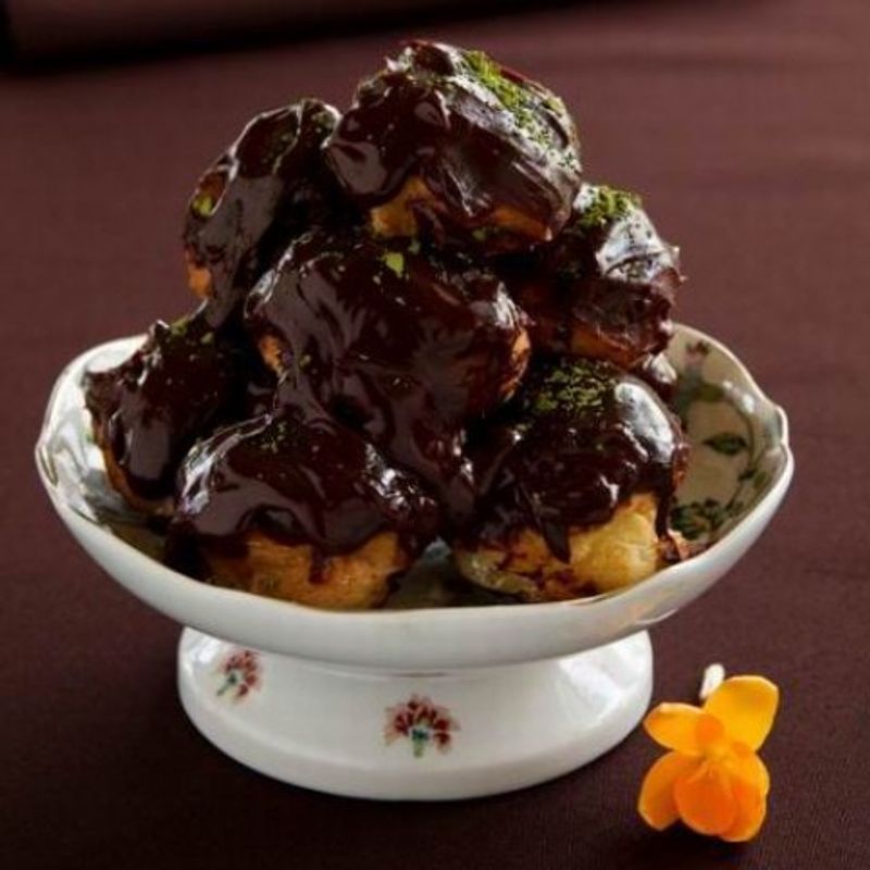 Csokoládés fánkpiramis (profiteroles)