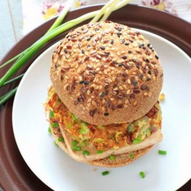 Tofu-burger sajtmártással