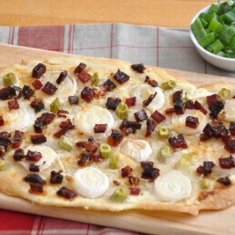 Zwiebeln Flammkuchen (hagymás kenyérlángos)