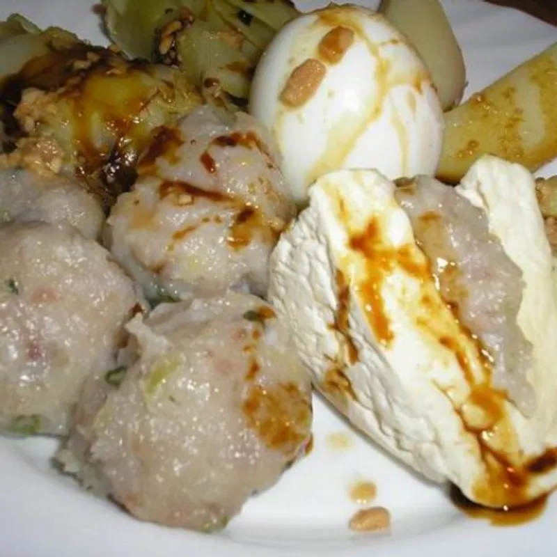 Siomay bandung (nyugat-jávai ételkülönlegesség) 