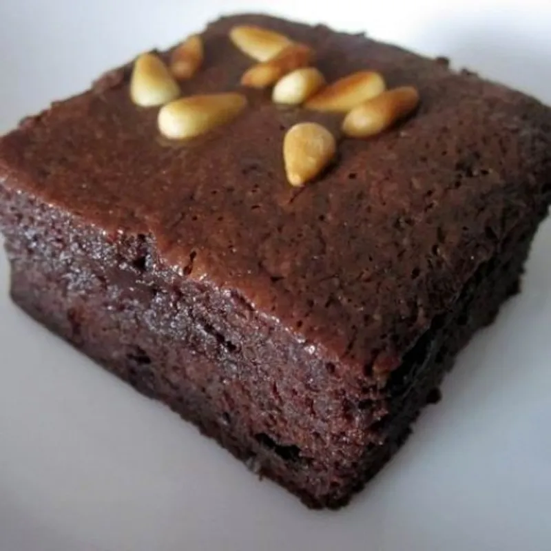 Tejkaramellás brownie pirított fenyőmaggal