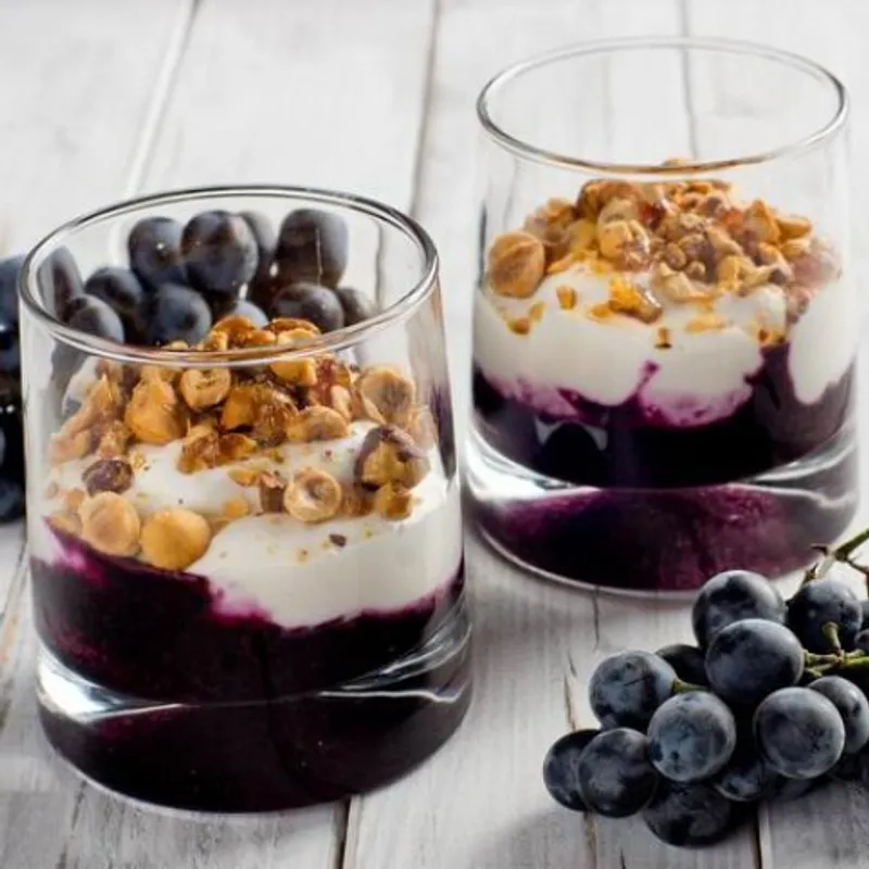 Joghurt panna cotta otelló-zselével és mogyorós ropogóssal