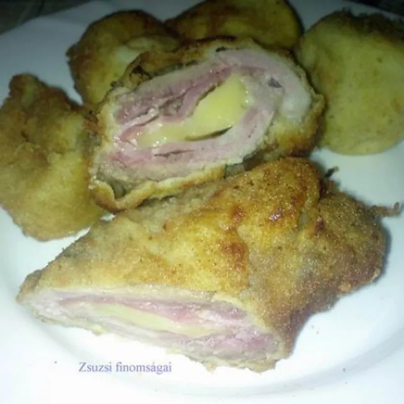 Sajttal és baconnel töltött rántott szelet
