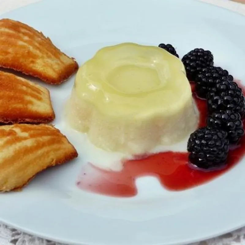 Citromos panna cotta szederrel és mézes-madeleine-nel