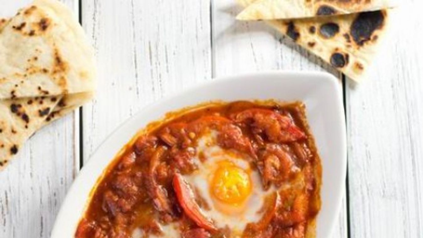 Shakshuka (tunéziai fűszeres lecsó) tojással és arab lapos kenyérrel recept