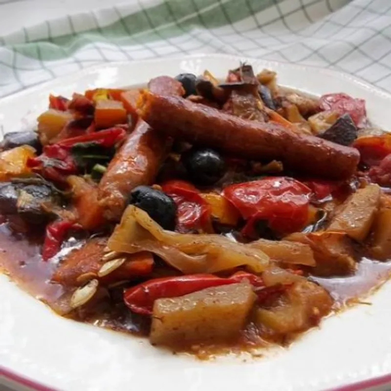 Vörösboros ratatouille (francia lecsó) grillezett kolbásszal