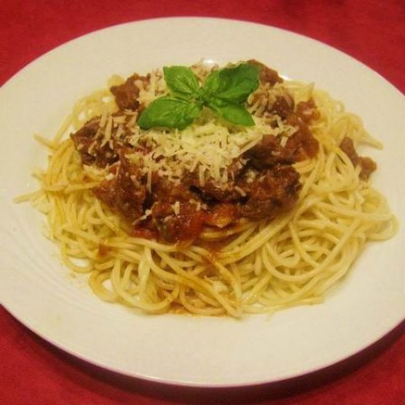 Zöldséges borjúragú spagettivel