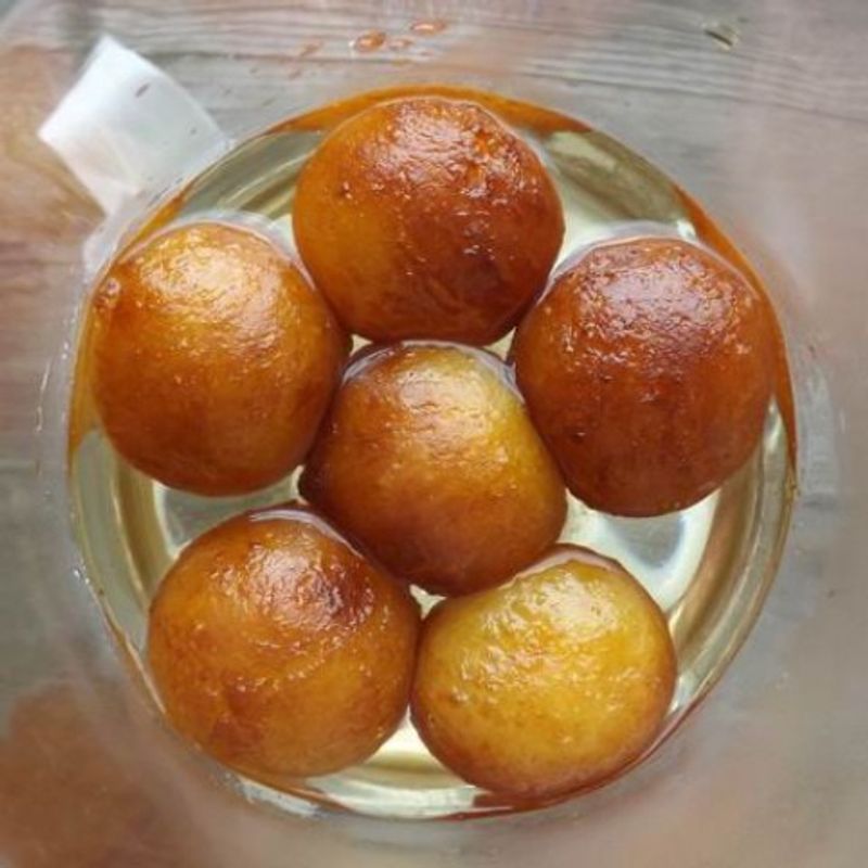 Gulab jamun - tejporos fánk fűszeres szirupban