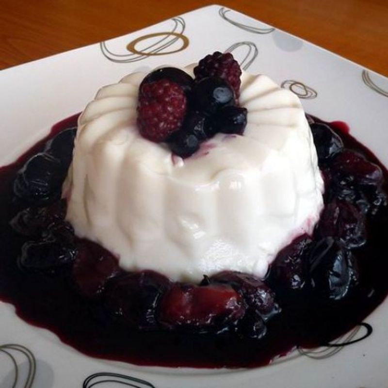 Panna cotta erdei gyümölcsökkel