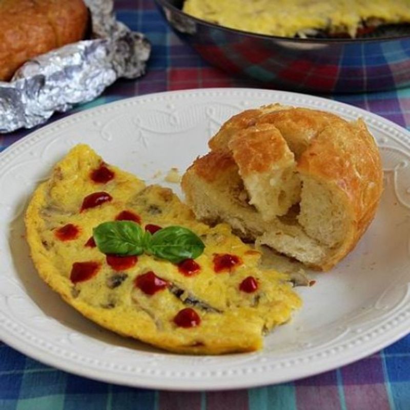 Gombás frittata fokhagymás-vajas zsemlével