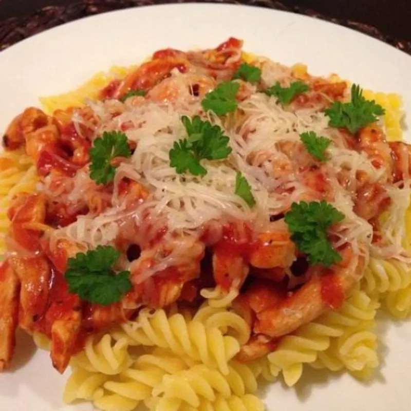 Fusilli arrabbiata csirkével (gluténmentes)