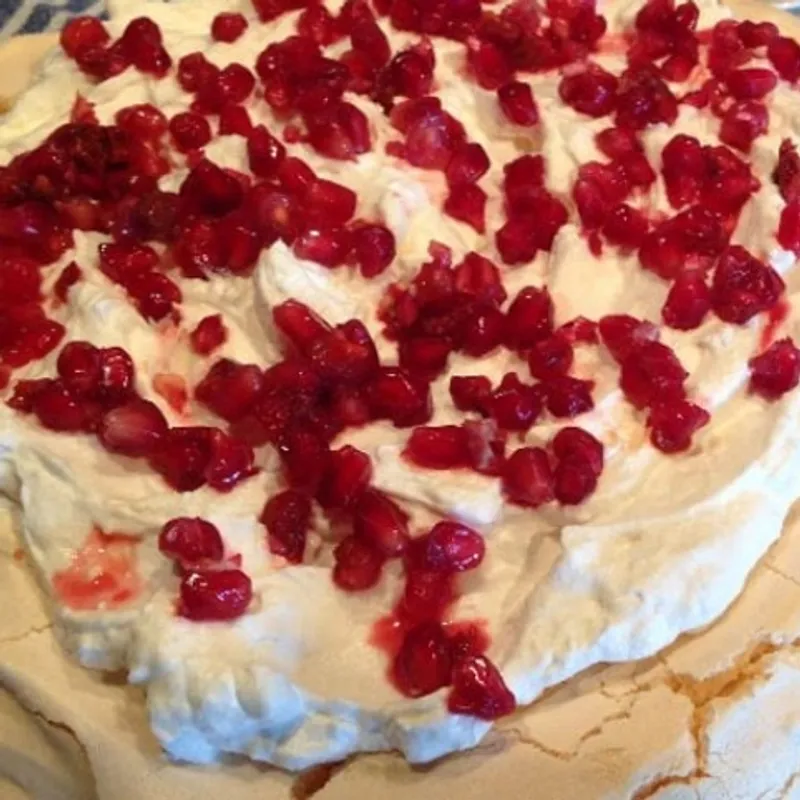 Pavlova torta gránátalmával