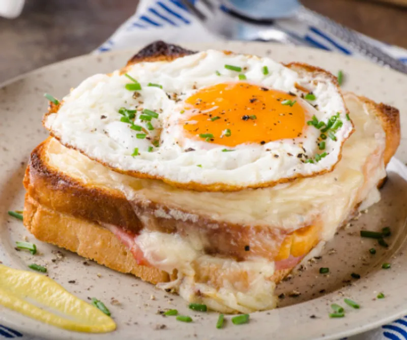 Mustáros-sonkás francia melegszendvics (Croque madame)