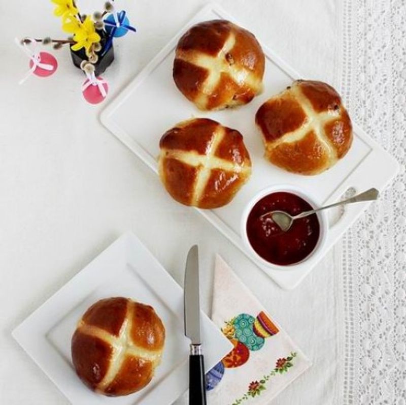 Hot cross buns (angol húsvéti zsemle)