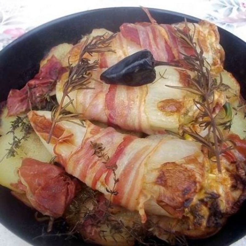 Medvehagymás vajkrémmel töltött paprika bacon-köntösben