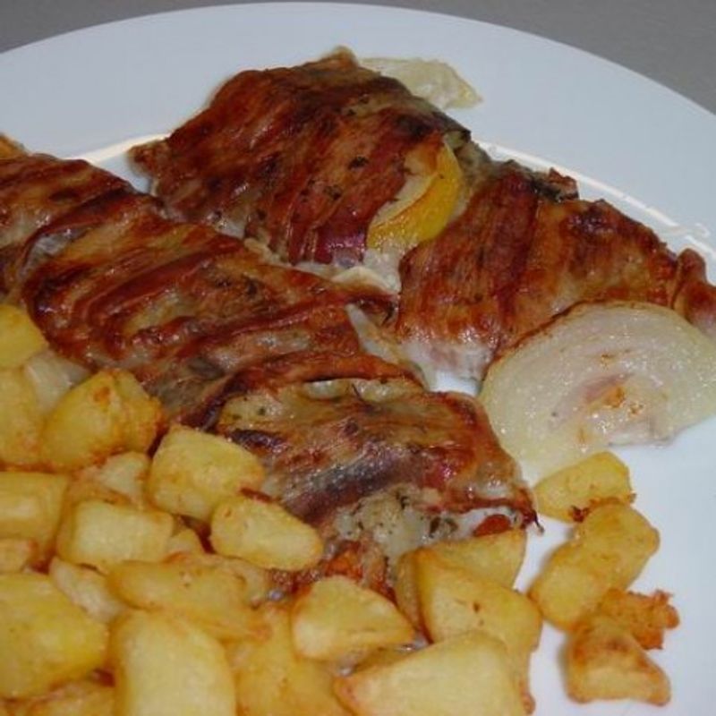 Alaszkai tőkehalfilé baconbe tekerve, zöldfűszerekkel