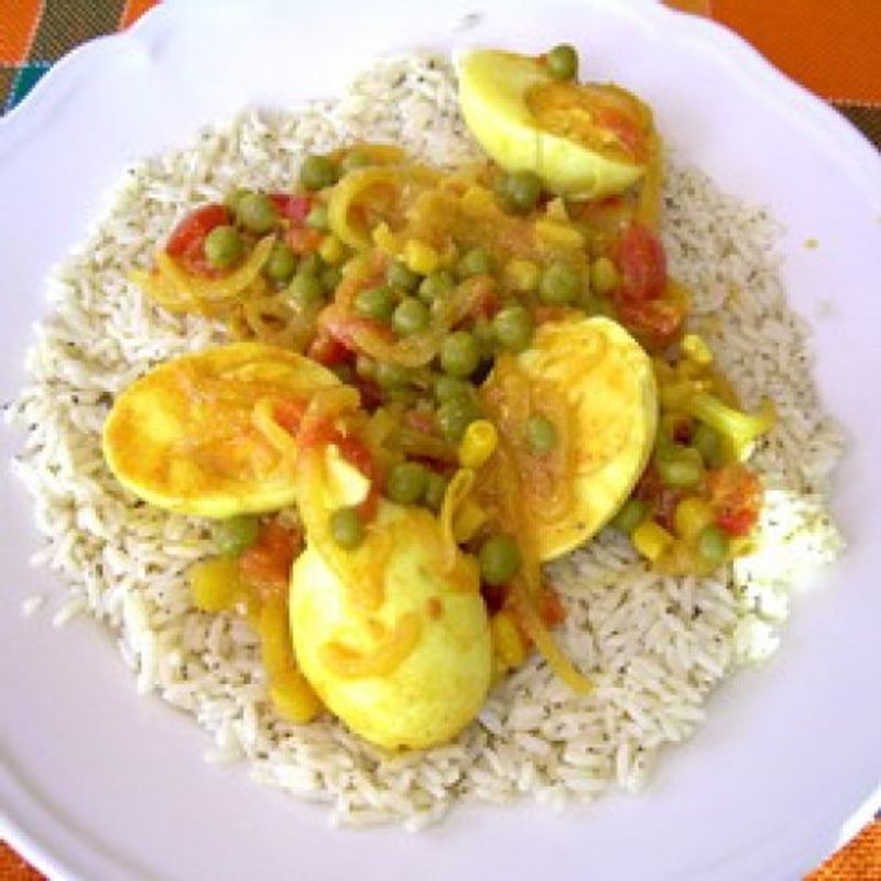 Tojásos curry rizzsel