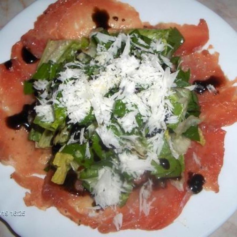 Borjú carpaccio rukkolával és parmezánforgáccsal