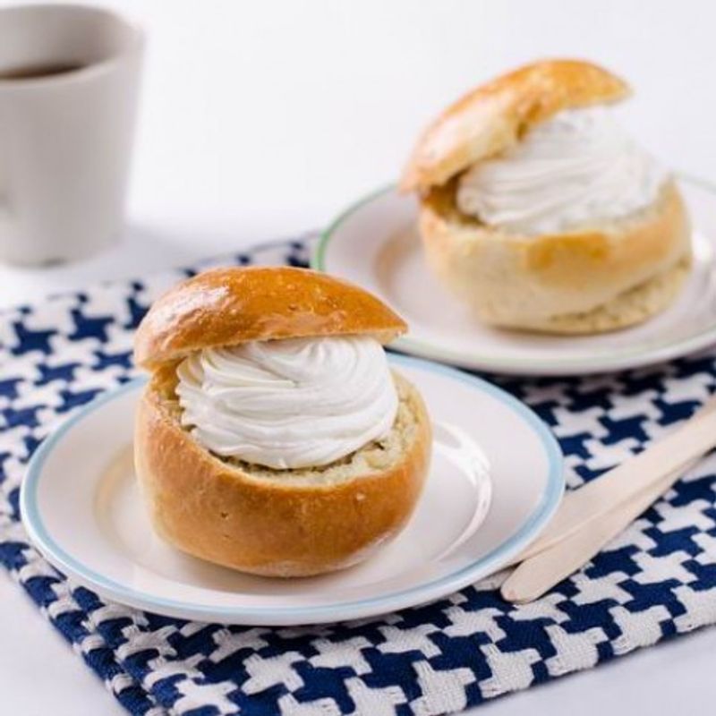 Semla (svéd marcipános-tejszínes töltött buci)