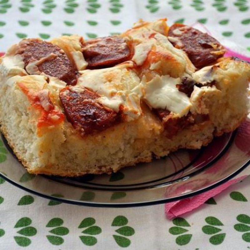 Kolbászos-szalonnás pizza