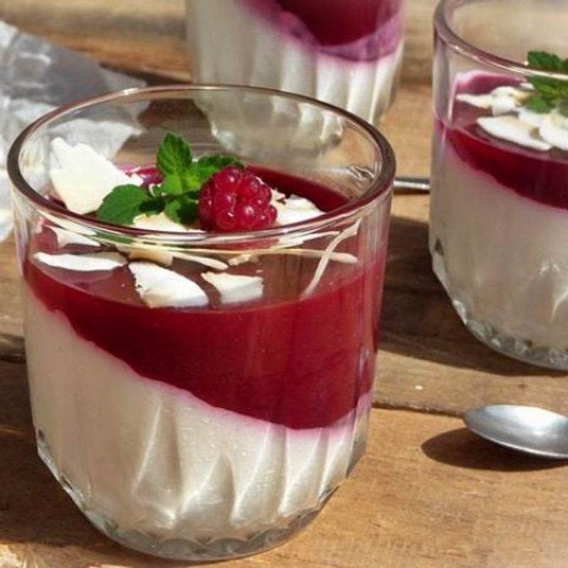 Málnás-kókuszos panna cotta