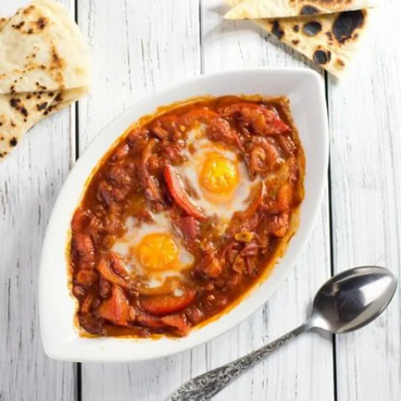 Shakshuka (tunéziai fűszeres lecsó) tojással és arab lapos kenyérrel