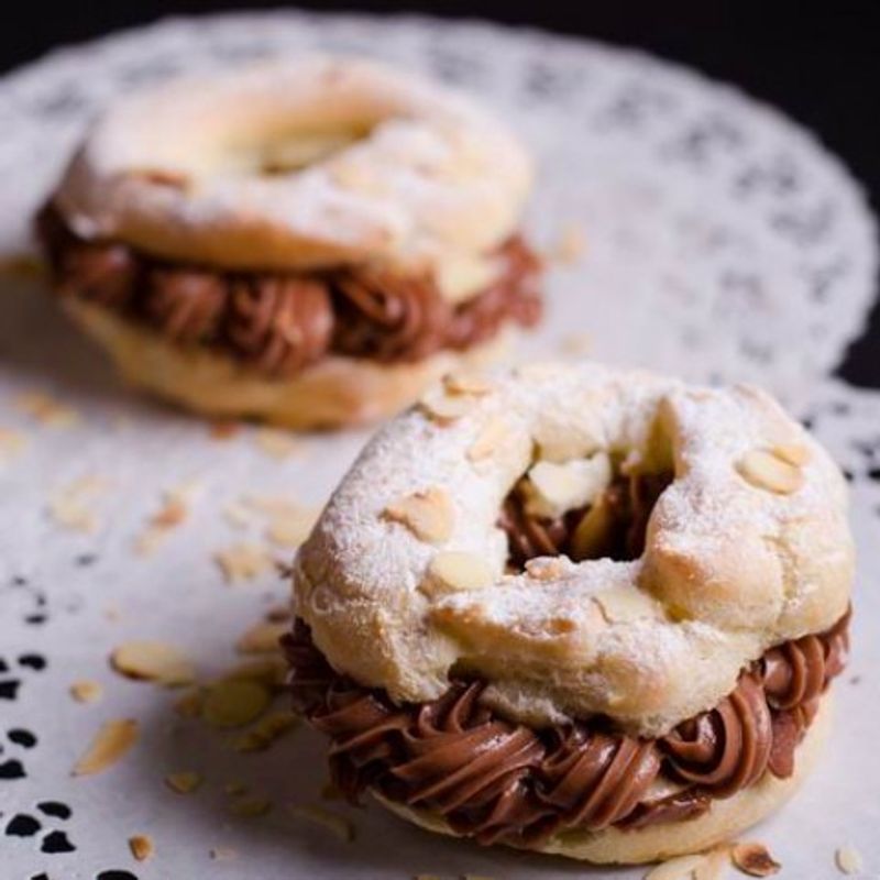 Paris-Brest (égetett tészta mogyorós-csokoládés krémmel)