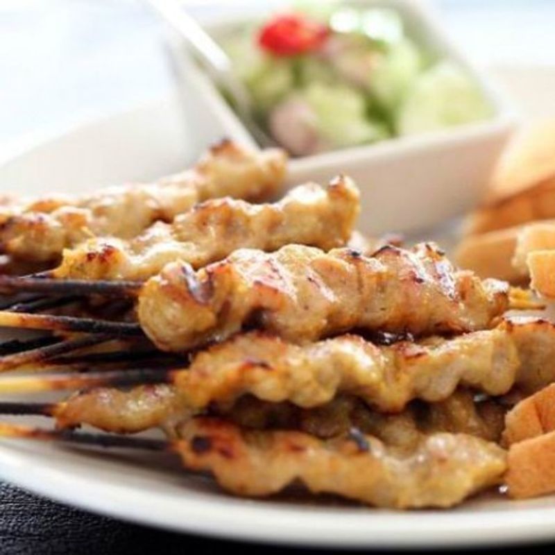 Satay (indonéz grillezett húsnyárs) mogyorószósszal