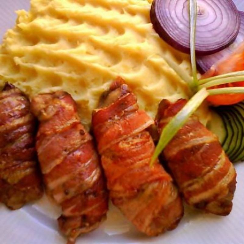 Csípős grillezett csirkemáj baconköntösben