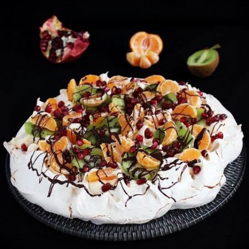 Pavlova torta vaníliás krémmel és gyümölccsel