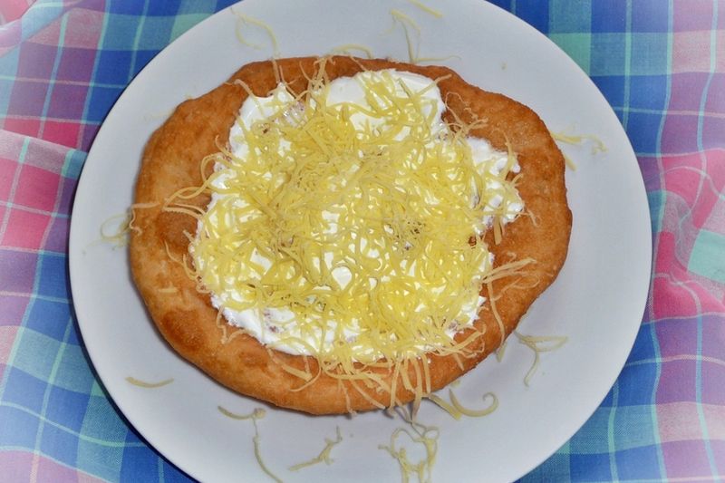 Sajtos-tejfölös lángos