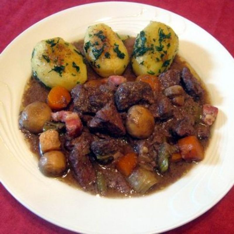 Francia (burgundi) marharagu (Boeuf bourguignon)