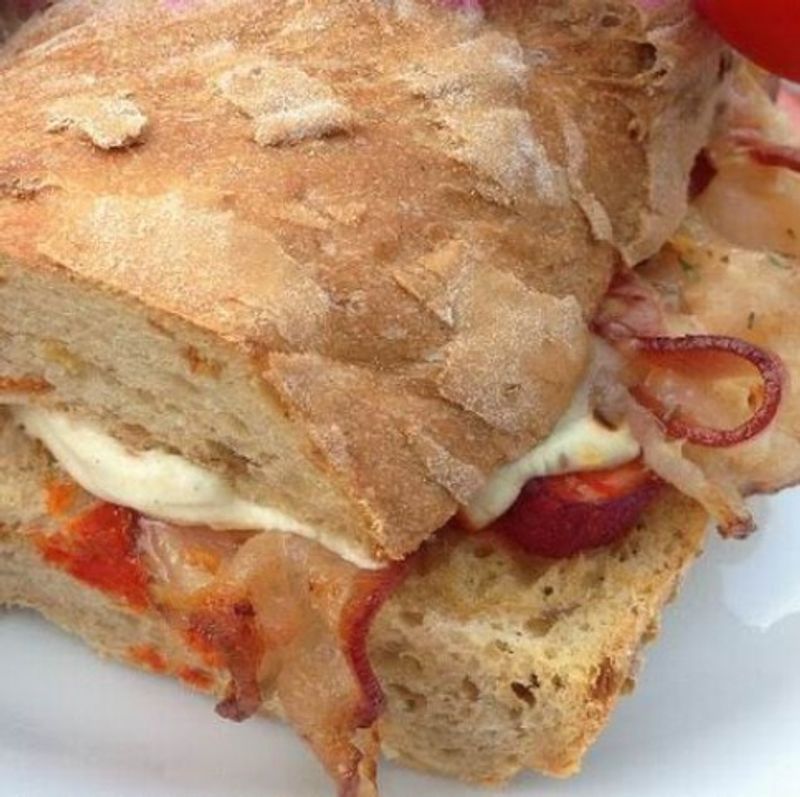 Ínyenc ciabatta melegszendvics baconnel