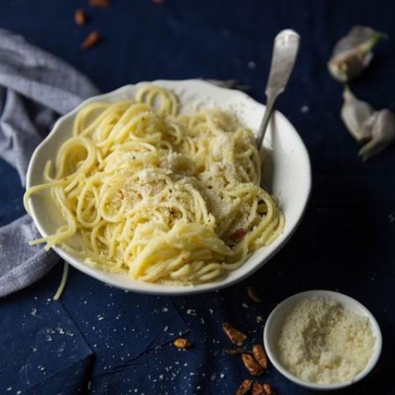 Spaghetti aglio olio e peperoncino (tészta fokhagymával, olajjal és csípős paprikával)