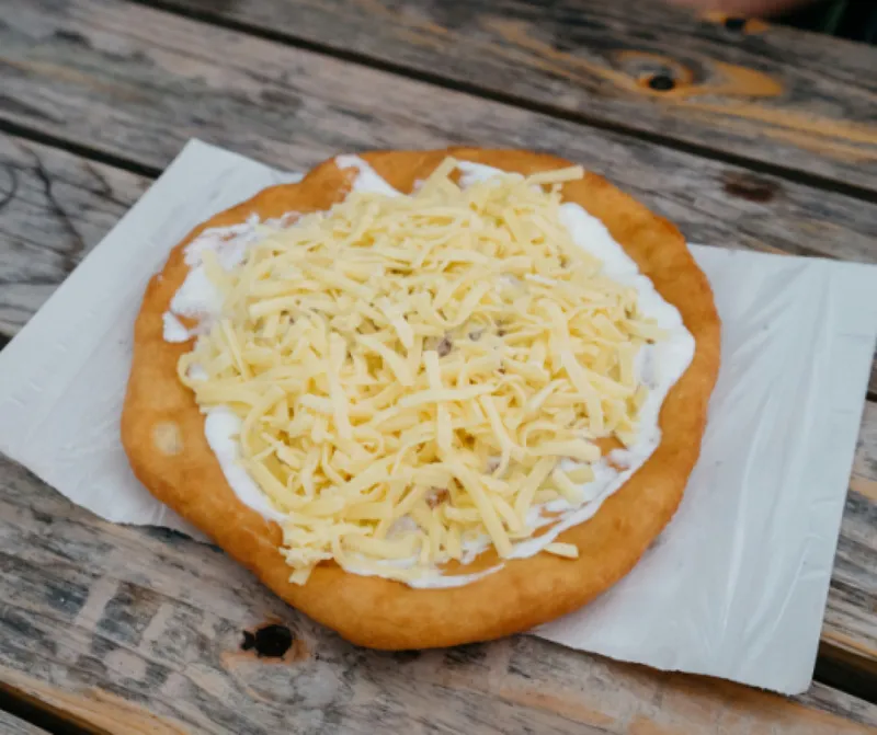 Sajtos-tejfölös házi lángos 