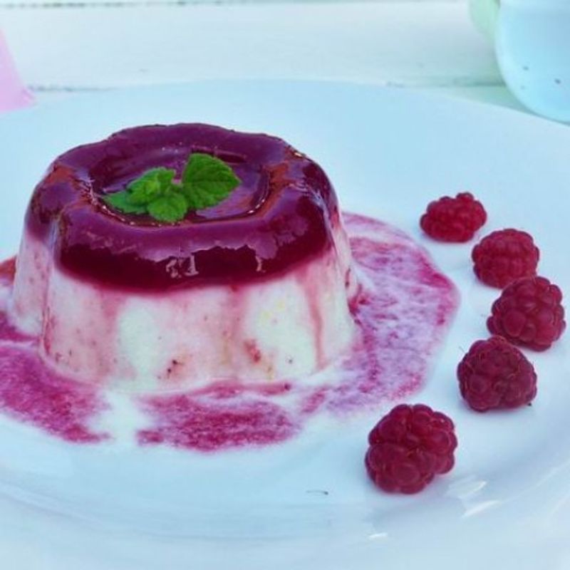 Málnás-citromos panna cotta