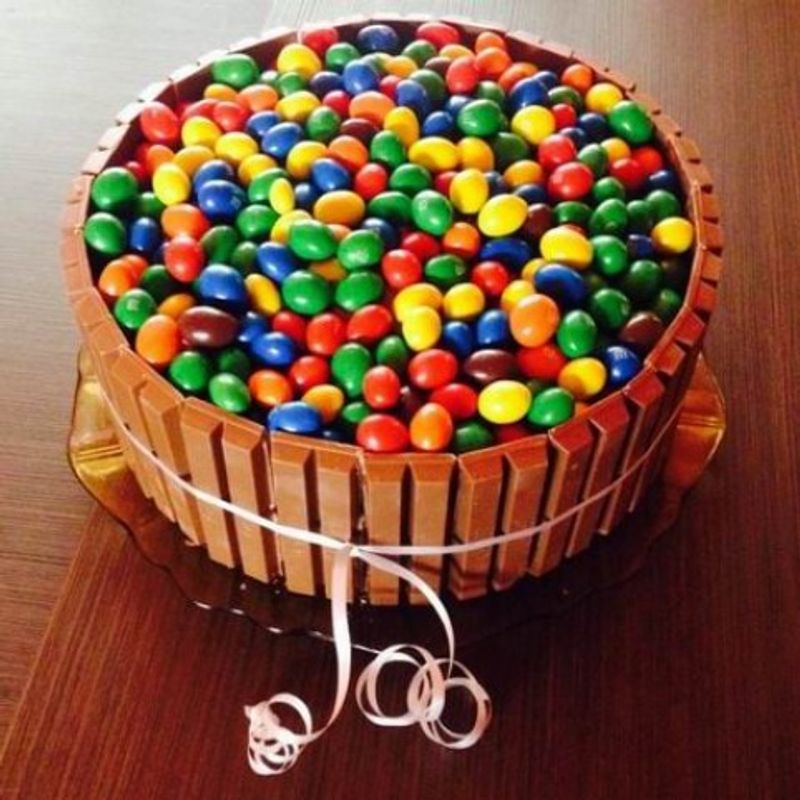 M&Ms és KIT-KAT torta