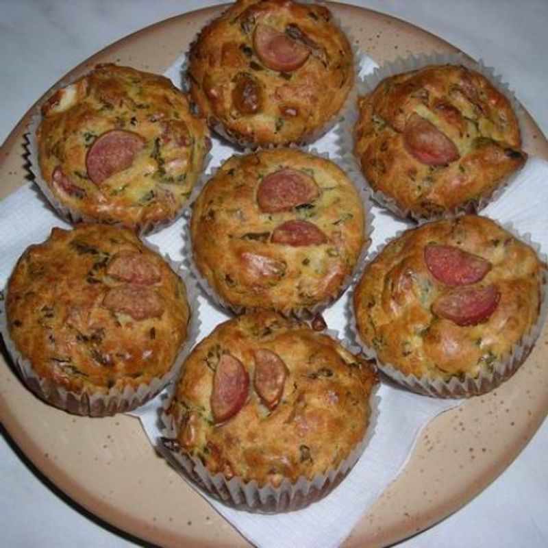 Medvehagymás-virslis muffin baconnel