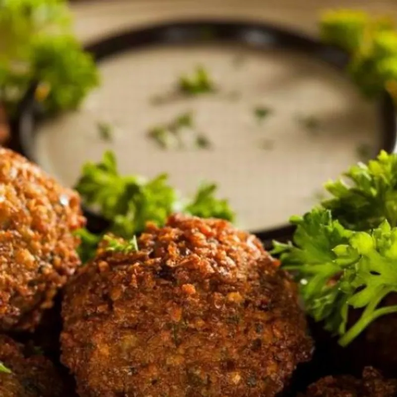 Falafel korianderes mártogatóval