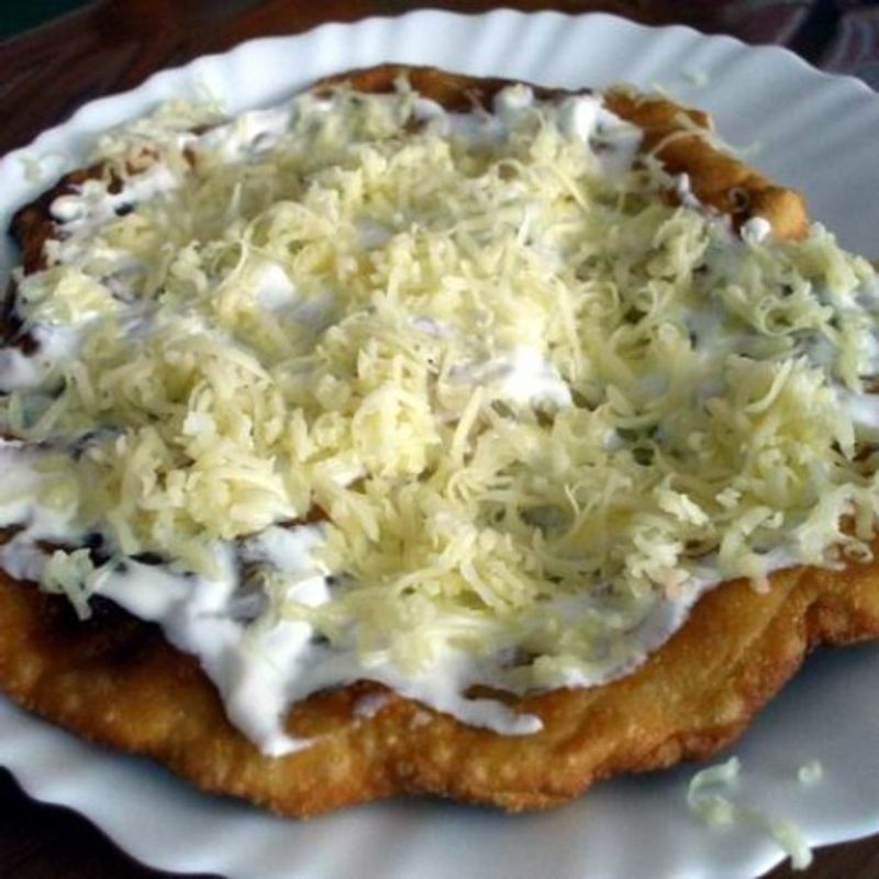 Klasszikus sajtos-tejfölös lángos