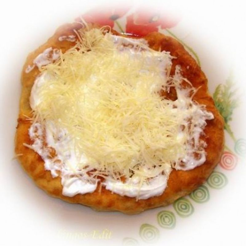 Burgonyás lángos tejföllel és sajttal