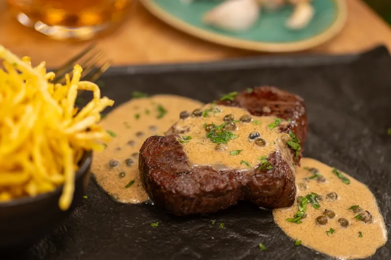 Steak zöldbors mártással