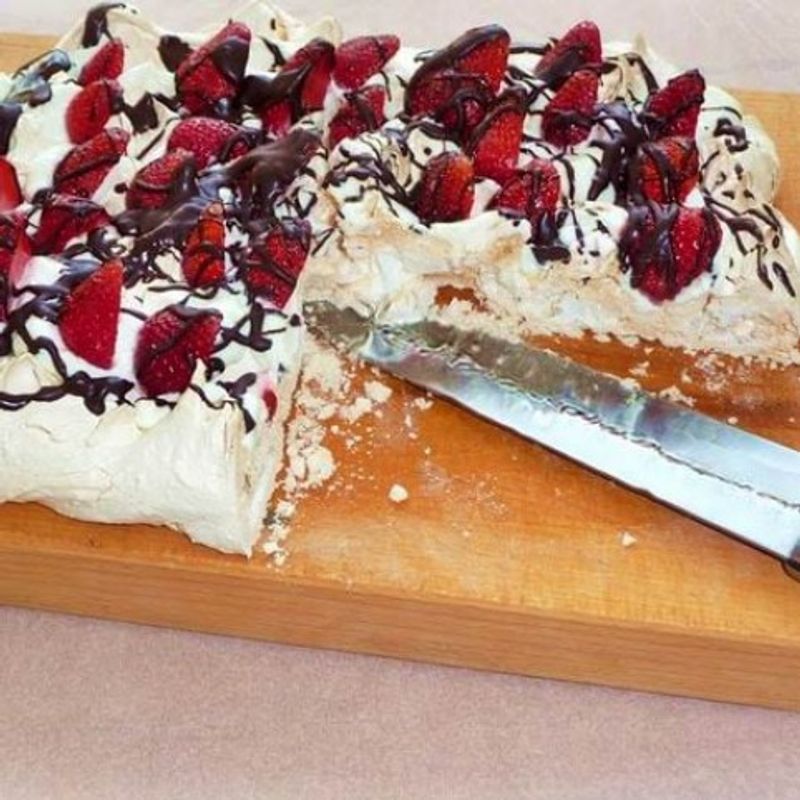 Epres-csokoládés Pavlova torta