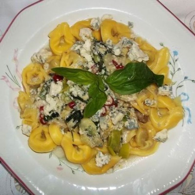 Fehérboros-kéksajtos tortellini