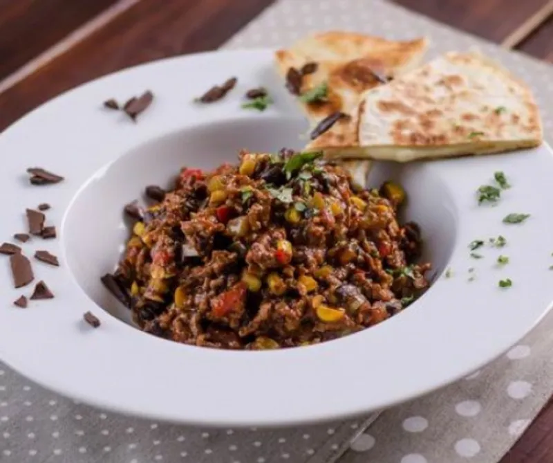 Csokoládés chili con carne sajtos quesadillával