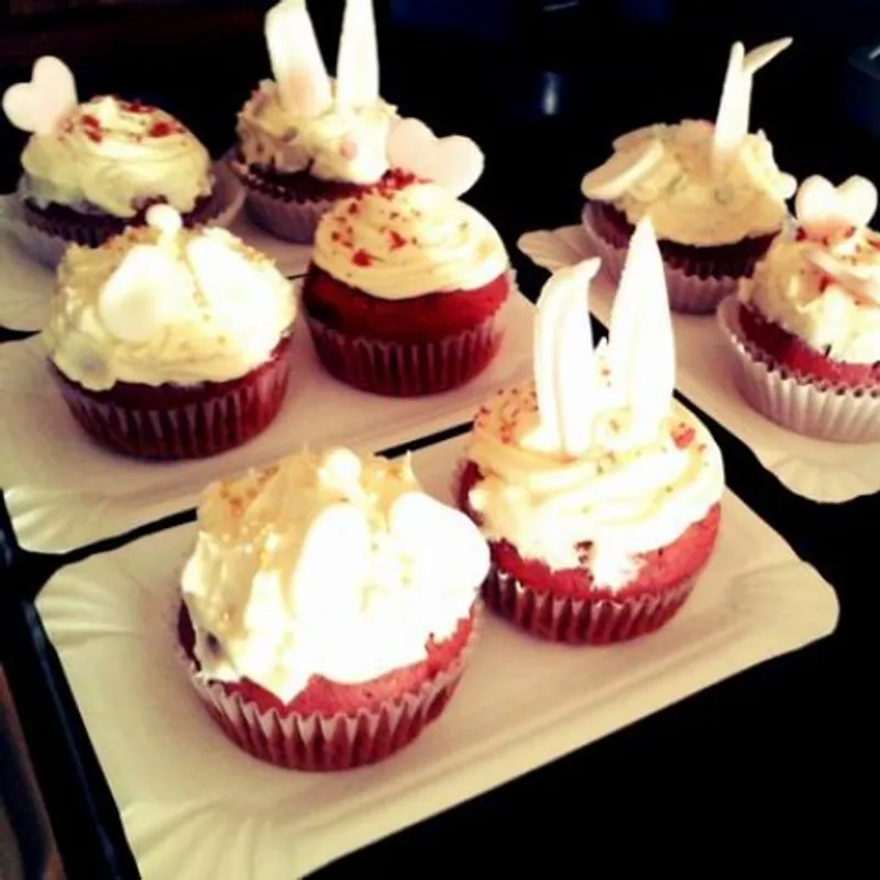 Red Velvet cupcake nyuszikkal