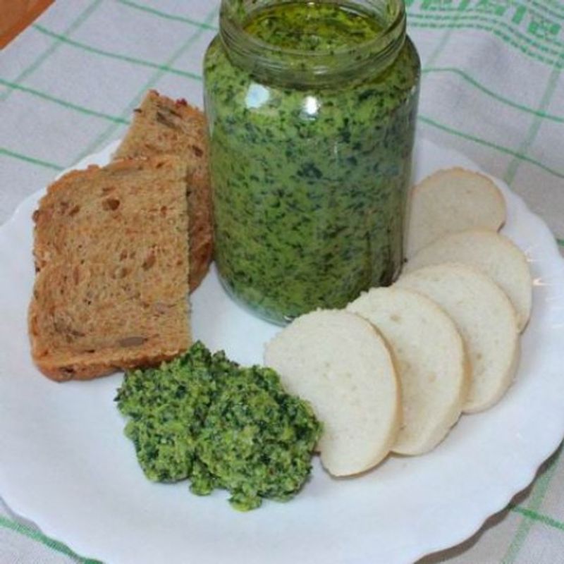 Medvehagymás pesto szósz