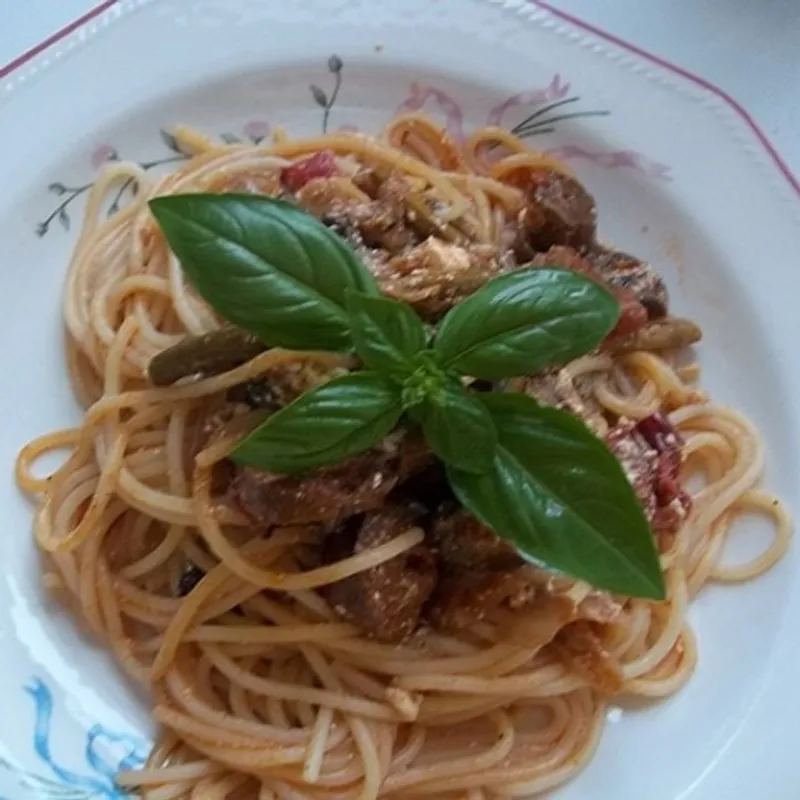 Spagetti kolbásszal, gombás raguval