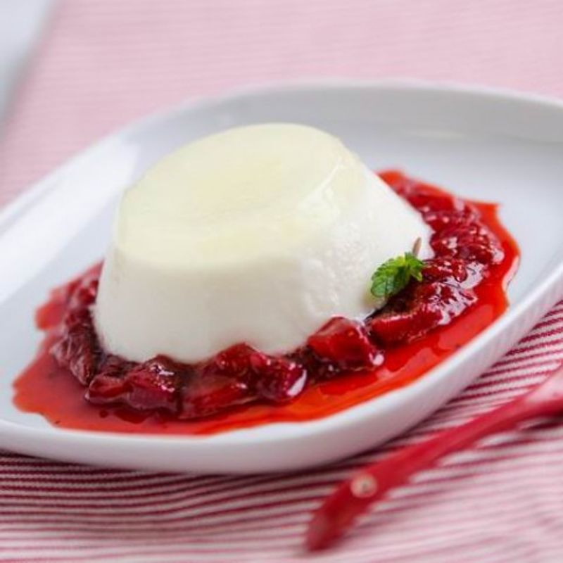 Bodzás panna cotta vaníliás eperöntettel